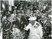 Fotografia de Américo Tomás, acompanhado por Eduardo de Arantes e Oliveira, por ocasião da visita efetuada ao Museu de Etnologia do Porto