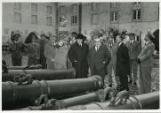 Fotografia de Américo Tomás durante uma visita efetuada ao Museu Militar