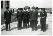 Fotografia de Américo Tomás, no Centro de Aviação Naval de Aveiro, por ocasião da sua visita à Escola de Aviação Naval “Almirante Gago Coutinho”