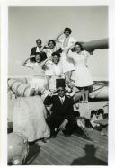 Fotografia de Maria Natália e Maria Madalena, filhas de Américo Tomás, com familiares e amigos por ocasião da sua visita ao norte de Portugal