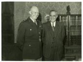 Fotografia de António de Oliveira Salazar recebendo em audiência Dwight D. Eisenhower por ocasião duma reunião da Organização do Tratado do Atlântico Norte (OTAN-NATO)