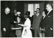 Fotografia de Américo Tomás no Palácio de Belém, recebendo presentes de dois jovens estudantes madeirenses
