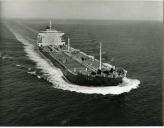 Fotografia do navio-tanque "Jeci", pertencente à Sociedade Portuguesa de Navios Tanques, SA., ao qual o Américo Tomás efetuou uma visita oficial a bordo