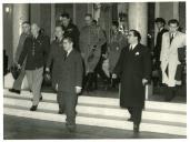 Fotografia de Dwight D. Eisenhower na sala dos Passos Perdidos da Assembleia da República, em Lisboa, por ocasião duma reunião da Organização do Tratado do Atlântico Norte (OTAN-NATO)