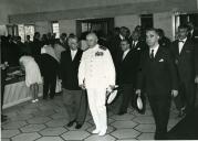 Fotografia de Américo Tomás, acompanhado por Eduardo de Arantes e Oliveira, inaugurando a Pousada de São Teotónio durante a visita a Valença do Minho