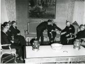 Fotografia de Américo Tomás no Palácio Nacional de Belém, recebendo em audiência a comissão organizadora das comemorações do 8.º Centenário da Reconquista Cristã da Cidade de Évora.