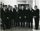 Fotografia de Américo Tomás no Palácio de Belém com os elementos mais destacados do desporto nacional