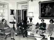 Fotografia de Ramalho Eanes e Manuela Eanes na companhia de Leopold Senghor e Colette Hubert