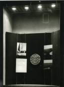 Fotografia de uma exposição de fotografia intitulada “Sete Anos ao Serviço da Nação” nas instalações no Secretariado Nacional de Informação, celebrando o primeiro mandato de Américo Tomás enquanto Presidente da República