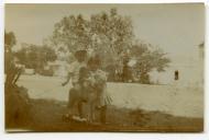 Fotografia de alguns familiares de Gertrudes Ribeiro da Costa, durante uma visita à vila de Sintra.