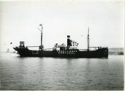 Fotografia do vapor “Foca” entrando no rio Tejo. Este vapor foi adquirido pela Sociedade Geral de Comércio, Indústria e Transportes (SG) depois de ter encalhado próximo da Lagoa de Albufeira, em negociações em que foi dado por troca outra embarcação