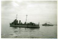 Fotografia dum navio de guerra da Marinha Portuguesa, durante uns exercícios militares