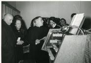 Fotografia de Américo Tomás, acompanhado por Gertrudes Rodrigues Tomás e por Maria Natália Rodrigues Tomás, na igreja de São José dos Salesianos de Lisboa, por ocasião de um concerto de orgão