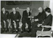 Fotografia de Américo Tomás no Palácio de Belém, por ocasião da cerimónia de entrega da medalha de ouro do Banco Nacional Ultramarino