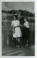 Fotografia de Maria Natália e Maria Madalena, filhas de Américo Tomás, admirando as vistas a partir da Boca do Inferno, em Cascais.