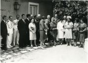 Fotografia de Américo Tomás, acompanhado por Gertrudes Rodrigues Tomás, no Palácio Nacional de Belém, por ocasião de um almoço oferecido à comitiva que seguiu a bordo do paquete Príncipe Perfeito
