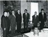 Fotografia de Américo Tomás no Palácio Nacional de Belém, recebendo em audiência representantes da Câmara Municipal da Estremadura ao ao governador civil de Évora