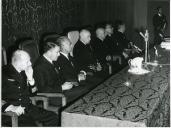 Fotografia devAmérico Tomás, acompanhado por Quintanilha e Mendonça Dias, em Pedrouços, presidindo à sessão solene de juramento da bandeira e abertura do novo ano letivo da Escola Naval