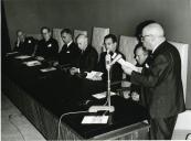 Fotografia de Américo Tomás inaugurando o Hospital Dona Estefânia após a sua remodelação
