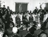 Fotografia de Américo Tomás, acompanhado por Eduardo de Arantes e Oliveira, por Inocêncio Galvão Teles e por Alfredo Rodrigues dos Santos Júnior, presidindo à inauguração da Escola Técnica de Estremoz, por ocasião da visita oficial efetuada ao Alentejo