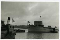 Fotografia do navio hidrográfico “D. João de Castro”, atracado nos Estaleiros da Administração Geral do Porto de Lisboa da C.U.F., em Lisboa