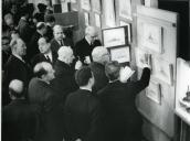 Fotografia de Américo Tomás nas instalações do Secretariado Nacional de Informação, presidindo à inauguração da exposição "O Navio e o Mar"