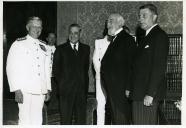 Fotografia de Oliveira Salazar no Palácio de São Bento, em Lisboa, por ocasião da visita da 12ª Esquadra norte-americana