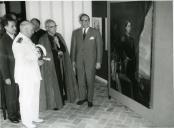 Fotografia de Américo Tomás observando o retrato de D. Pedro V
