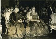 Fotografia de Gertrudes da Costa Ribeiro Tomás e Manuel Gonçalves Cerejeira, por ocasião da visita de Estado a Portugal de Hailé Salassié I, no Palácio Nacional da Ajuda, em Lisboa.