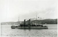 Fotografia do navio hidrográfico “Cinco de Outubro” da Marinha Portuguesa, executando tarefas de hidrografia e oceanografia