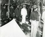 Fotografia de Américo Tomás, Francisco de Paula Leite Pinto e Baltasar Rebelo de Sousa, por ocasião da sua visita ao acampamento da Mocidade Portuguesa.