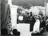 Fotografia de Américo Tomás, acompanhado por António Augusto Peixoto Correia, descerrando uma lápide na Ilha do Príncipe, por ocasião da visita oficial efetuada a São Tomé e Príncipe