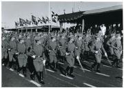 Fotografia de Américo Tomás prestando continência durante um desfile militar em Lisboa