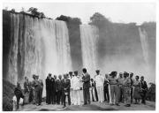 Fotografia de Américo Tomás nas quedas de Kalandula, na província de Malanje, por ocasião da sua visita de Estado a Angola