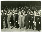 Fotografia dum grupo de populares assistindo à chegada de Dwight D. Eisenhower ao aeroporto de Lisboa por ocasião duma reunião da Organização do Tratado do Atlântico Norte (OTAN-NATO)