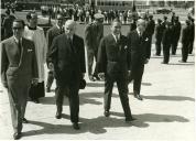 Fotografia de Américo Tomás dirigindo-se para o Mosteiro dos Jerónimos, para assistir a uma missa comemorativa do aniversário da Casa Pia de Lisboa