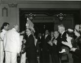 Fotografia de Américo Tomás durante a cerimónia da entrega do estandarte na Câmara Municipal de Lourenço Marques, por ocasião da visita de estado efetuada a Moçambique