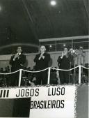 Fotografia de Américo Tomás, acompanhado por Inocêncio Galvão Teles, no Estádio José de Alvalade, presidindo à sessão solene de abertura dos III Jogos Luso-Brasileiros
