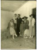 Fotografia de Américo Tomás na companhia de Gertrudes Ribeiro da Costa e das suas duas irmãs, durante uma visita à vila de Sintra