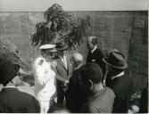 Fotografia de Américo Tomás, acompanhado por António Augusto Peixoto Correia, por ocasião da visita de estado efetuada a Moçambique