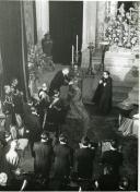Fotografia de Américo Tomás na capela do Palácio da Ajuda, presidindo à cerimónia de imposição do barrete cardinalício a Giovanni Panico