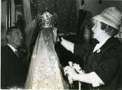 Fotografia Gertrudes Rodrigues Tomás, esposa de Américo Tomás, no Martim Moniz, visitando a capela de Nossa Senhora da Saúde