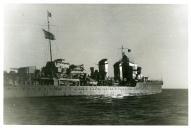 Fotografia dum navio de guerra da Marinha Portuguesa, durante uns exercícios militares