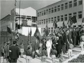 Fotografia de Américo Tomás, acompanhado por Eduardo de Arantes e Oliveira e por Alfredo Rodrigues dos Santos Júnior, saudando a população por ocasião da visita efetuada ao Museu de Etnologia do Porto