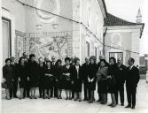 Fotografia de Américo Tomás na varanda do Palácio Nacional de Belém, acompanhado por Gertrudes Rodrigues Tomás e por José João Gonçalves de Proença, por ocasião de um almoço oferecido aos presidentes das corporações cessantes