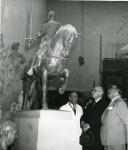 Fotografia de Américo Tomás por ocasião da visita efetuada ao atelier de Leopoldo de Almeida