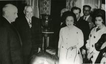 Fotografia de Américo Tomás, acompanhado por Gertrudes Rodrigues Tomás e por Oliveira Salazar, no Palácio de Belém, durante um chá oferecido a Sarah Kubitschek de Oliveira