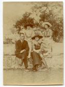 Fotografia de Américo Tomás e de Gertrudes Ribeiro da Costa junto de familiares e amigos, no Miradouro da Cruz durante uma visita à Quinta da Penha Verde, em Sintra.