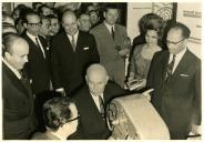 Fotografia de Américo Tomás, acompanhado por João Gonçalves de Proença e por Correia de Oliveira, presidindo à inauguração do 1.º Congresso Nacional de Prevenção de Acidentes de Trabalho