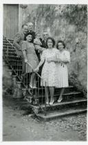 Fotografia de Maria Natália e Maria Madalena, filhas de Américo Tomás, em Sintra, com familiares e amigos